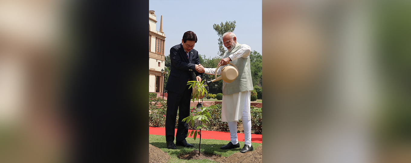 In a special gesture, President Lee accompanied by PM Narendra Modi jointly planted Sita Ashok sapling, the State Tree of Uttar Pradesh, under the “Ek Ped Maa Ke Naam” initiative, in Delhi