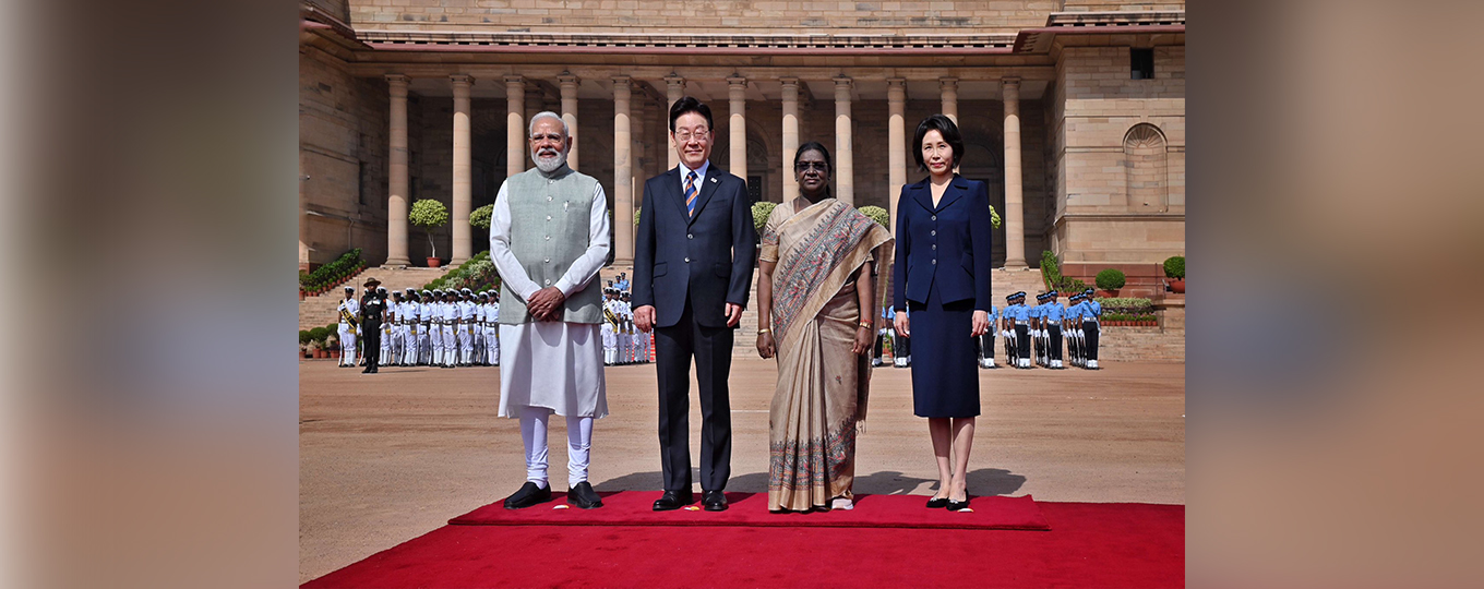 President Draupadi Murmu and Prime Minister Narendra Modi welcomed President Lee Jae-myung at the official welcome ceremony held in the front courtyard of the Rashtrapati Bhavan President's Palace