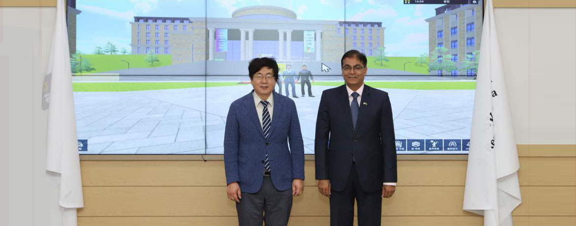 Amb Amit Kumar and Busan University of Foreign Studies (BUFS) President Chang Soon-heung jointly launched the “Indian Cultural Center” on BUFS Metaverse Platform